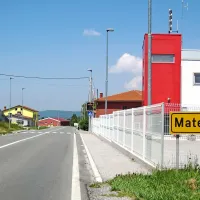 Na drugem koncu vasi, v smeri proti Podgradu, pa je Občina zgradila pločnik,  postavila  signalizacijo in prehod za pešce.  
