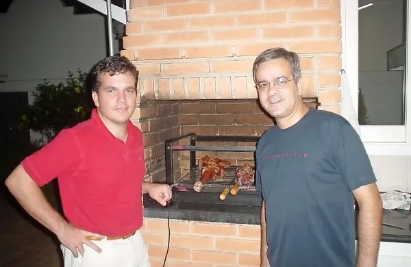Uroš Kravos (levo) z enim od brazilskih prijateljev med pripravo mesa za tipično nedeljsko druženje oz. “Churrasco”