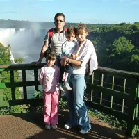 Z družino pri slapovih Iguaçu na tromeji med Brazilijo, Argentino in Paragvajem