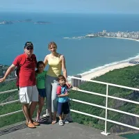 Med družinskim obiskom v Rio de Janeiru - v ozadju znamenita plaža Copacabana