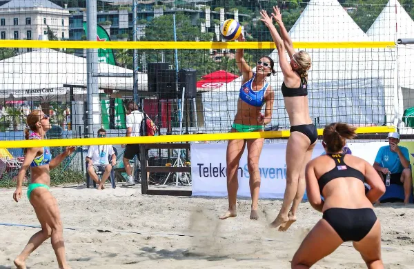 Jelena Pešič in Ana Skarlovnik (v pisanih barvah)  sta izgubili proti belgijski dvojici
