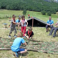 Medvedki in čebelice so pred sodniki postavljali šotor