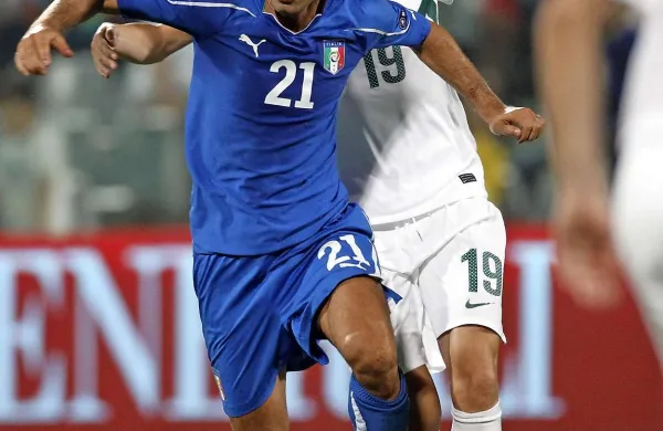Andrea Pirlo (v modrem dresu) je pri 35. letih še vedno eden ključnih mož Italije