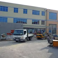 Na gradbišče nedokončane šole so se  vrnili delavci podjetja Makro 5