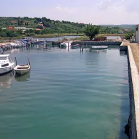 Ob nasipu z zidom na desni strani bodo v prihodnjih tednih uredili priveze, drugi breg (levo) pa še čaka, da ga uredijo  