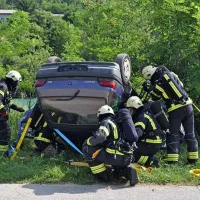 Po trku je avto obstal na strehi, v njem pa trije hudo poškodovani