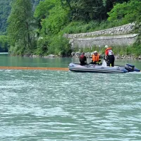 Na Soči so postavili tudi vodno pregrado za lovljenje izlitega olja