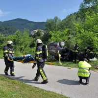 Gasilci so iz razbitin izvlekli poškodovane