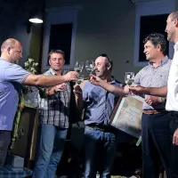 Z izolskim Županovim vinom, malvazijo iz kleti Robija in Dorjana Korenike iz Kort, so nazdravili (z leve): Kristjan Božič in Valter Slavec, ki sta pridelala spremljevalni vini, Dorjano Korenika, izolski župan Igor Kolenc ter Igor Jakomin, ki je vodil
