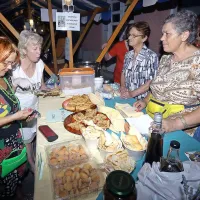 Gospe iz Društva za kulturo, šport in razvoj vasi Cetore so na svoji stojnici ponujale istrsko pecivo