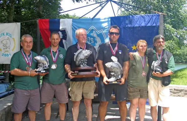 Tri najboljše ekipe letošnje A državne lige v lovu na krapa: RD  Bled 1 (v sredini), Bistrica 2 (levo) in RD Novo mesto