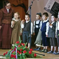 Toplo sprejeta Otroška folklorna skupina Kamenčki je z mentorico Mirjam Štrukelj v pesmi, plesu in uporabi starih glasbil prikazala del otroškega izročila, ki ga je pozabi pomagal iztrgati tudi nagrajenec