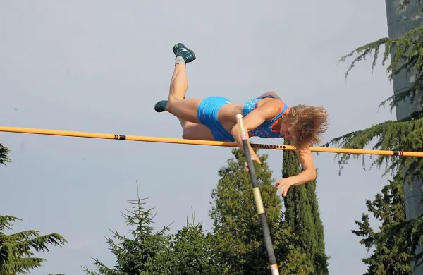 Ljubljančanka Tina Šutej je preskočila kar 450 centimetrov