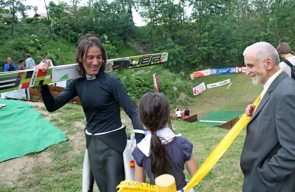 Nekdanji šampion Primož Peterka je tudi pred ajdovskim županom Marijanom Poljšakom pokazal, da skoke še obvlada
