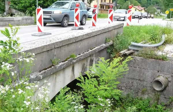 Od sobote so zaradi dotrajanosti delno zaprli mostova na soški cesti pri Ušniku in Podselu. Župana Kanala in Tolmina Andrej Maffi in Uroš Brežan  opozarjata, da to ni rešitev. 