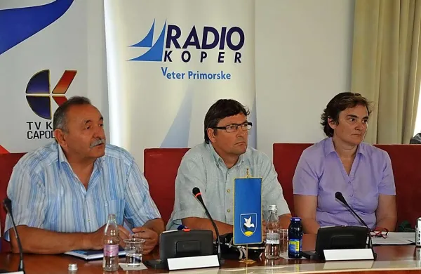 Predsednik izolskega borčevskega združenja Slobodan Radujko, izolski župan Igor Kolenc in Zvonka Radojevič iz območne organizacije JSKD