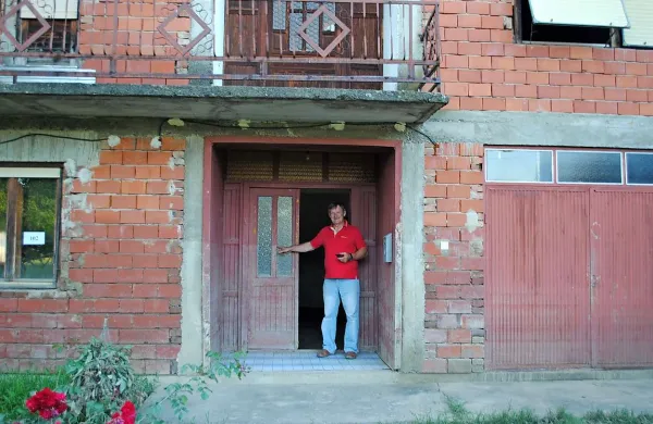 Ogledal si je tudi, do kod je segala voda pri  sosedih Gligorovićevih - do njegovega prsnega koša  
