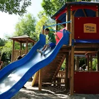 Živalski vrt poleg ogleda več sto živalskih primerkov ponuja 
tudi sprostitev za otroke