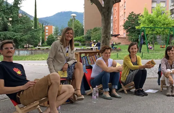 Soustvarjalci knjižnice pod krošnjami Blaž Valentinčič, Lara Brun, Mateja Zorn, Tina Popovič in Luisa Gergolet    