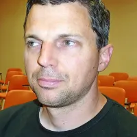 Goran Kavs: “Slovenija je fenomen. Samo pri nas terjajo, da so vodniki tudi reševalci. To je tako, kot da bi gorski vodnik moral biti tudi gorski reševalec ali pa voznik avtobusa medicinski tehnik. V tujini imajo to ločeno.” 