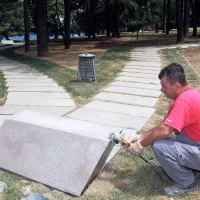 Ostre robove betonskih klopc bodo zaoblili. Bloke z zelenice naj bi odstranili, tam bo ostala le ena potka. 