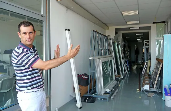 David Fikon pred  skladiščem Fikon studia, ki jim je postalo pretesno