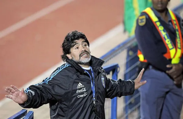 Legendarni argentinski nogometaš Diego Maradona je bil po tekmi mundiala med Brazilijo in Mehiko, ki se je končala brez zadetkov, neusmiljen s kritikami na račun igre gostiteljev prvenstva, Brazilcev