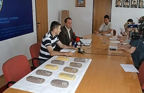 Hrvaški policisti so na včerajšnji novinarski konferenci pokazali tudi deset zavojev s heroinom 