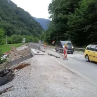 Že zdaj je na keltiki med Dolenjo Trebušo in Želinom odprtih kar nekaj gradbišč, kmalu jih bo še več, nevarni odsek bodo dokončali sredine prihodnjega leta 
