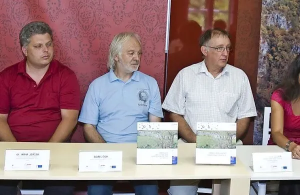 Na predstavitvi dela so nastopili (z leve) Darja Kranjc, Miha Jeršek, Boris Čok, Stojan Ščuka v vlogi v.d. direktorja parka, Eda Belingar in Patricija Bratina