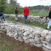 V okviru projekta se je odvil tudi niz delavnic na temo pravilne obnove prosto stoječega kraškega suhega zidu