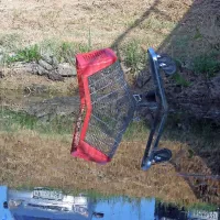 Nakupovalni voziček  v kanalu pri avtobusni postaji