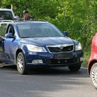 V Hrpeljah je srbski voznik zadel v policijsko škodo in betonski  zid ter nato odpeljal naprej