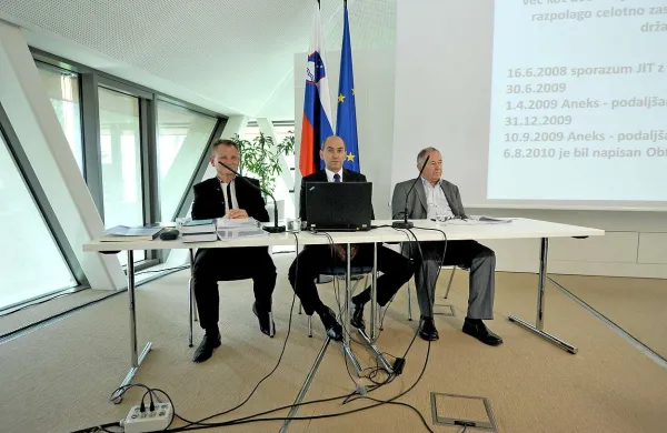    Franci Matoz, Janez Janša in zagovornik Toneta Krkoviča Jože Hribernik so včeraj predstavili luknje, ki so jih našli v sodbi v primeru Patria. Janez Janša je kljub temu zatrdil, da se bo jutri odpravil na Dob. 