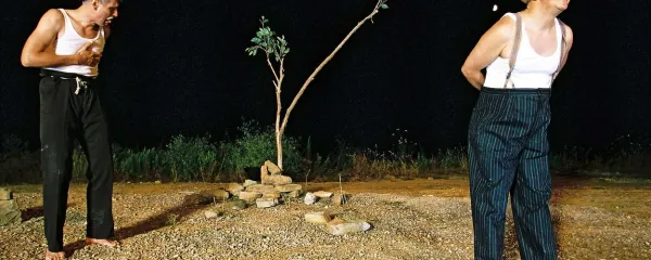 Radoš Bolčina in Iztok Mlakar v Beckettovi klasiki   Čakajoč Godota, koprodukciji Primorskega poletnega festivala in novogoriškega gledališča, ki jo je na Sečoveljskih solinah leta 2003  režiral Vito Taufer