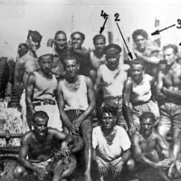 Zajeti vojaki italijanske vojne mornarice. Elio Sfiligoj je označen s številko 2. Oktober 1943. 