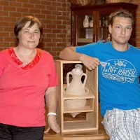 Nada in Marko Žiber z repliko antične istrske amfore za oljčno olje