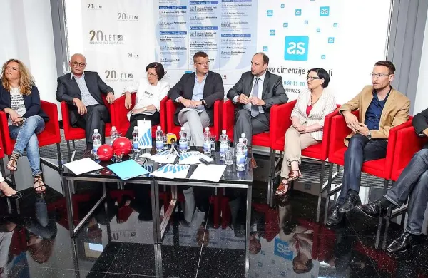 Pahljača sodelujočih na predstavitvi jubilejnega Primorskega poletnega festivala 