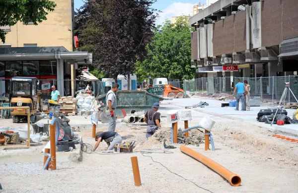 Delavci hitijo, da bi bila obnova Bevkovega trga zaključena do konca julija