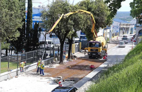 V četrtek, 26., in petek, 27. junija, bo zaradi zaključevanja del na Kopališkem nabrežju zapora prometa na delu Pristaniške ulice od križišča s Piransko cesto do križišča z Belvederjem