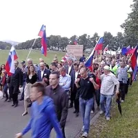Janeza Janšo so pospremili do varovanega območja