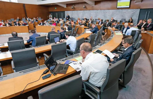 Državni zbor je podprl novelo zakona o dostopu do informacij javnega značaja, ki določa, da so v prihodnje javni ne le podatki o slabih posojilih, prenesenih na Družbo za upravljanje terjatev bank, ampak tudi o tistih, enako slabih, ki so ostali na