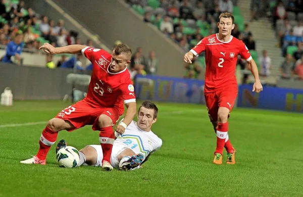 Xherdan Shaquiri (levo) in član Juventusa Stephan Lichtsteiner (desno) bosta proti Francozom na preizkušnji