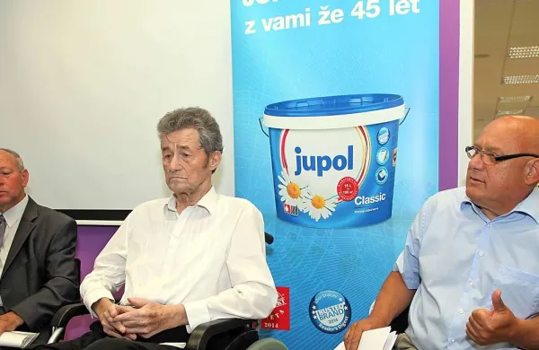Trije najbolj zaslužni za nastanek, razvoj in uspeh blagovne znamke JUPOL (na fotografiji od leve proti desni):
Franc Bernad, razvojni inženir, ki je 30 let bedel nad kakovostjo blagovne znamke, Florjan Regovec, oče JUPOL-a, Štefan Hoyer, ki je v