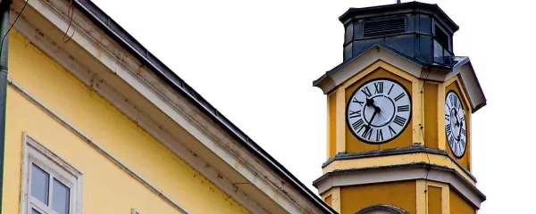 Ljubljansko železniško postajo krasi čudovita stolpna ura