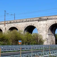  Nabrežinski viadukt, zgrajen iz trdnega in obstojnega kraškega kamna