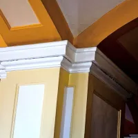 Postojnsko železniško postajo krasijo lepo oblikovani kamniti stebri
 