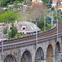  
 Viadukt v Barkovljah pri Trstu je zgrajen iz istrskega kamna
 