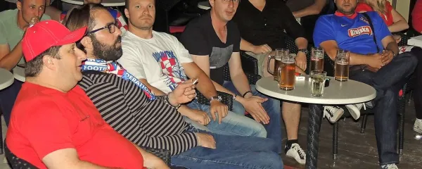 Navijači so zasedli najboljša mesta pred velikimi ekrani že tri ure pred tekmo
