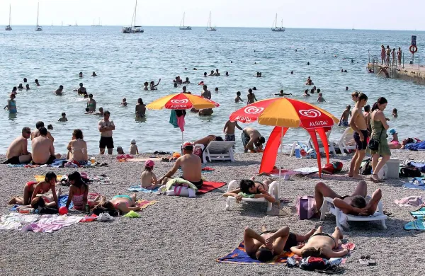 Danes se začenja poletje, a v prvem poletnem tednu  še ne gre pričakovati vročine, saj temperature ne bodo dosegle 30 stopinj Celzija